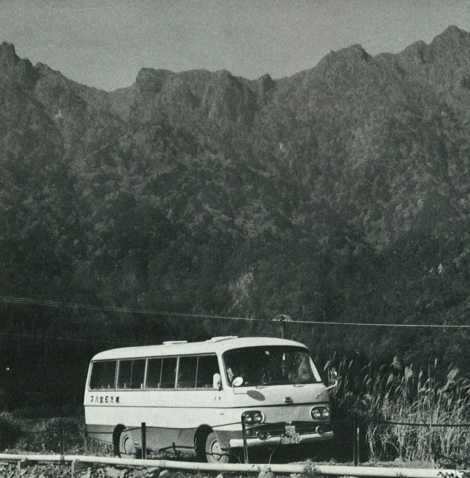 祖母山の麓を走る「緒方町の町営バス」