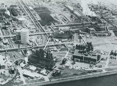 世界最大級の溶鉱炉が完成した新日鉄大分製鉄所