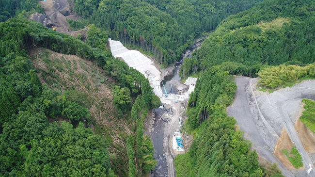 ダムサイト上流では上流仮締切堤の建設が進んでいます。ダムサイトでは立木の伐採も始まりました。