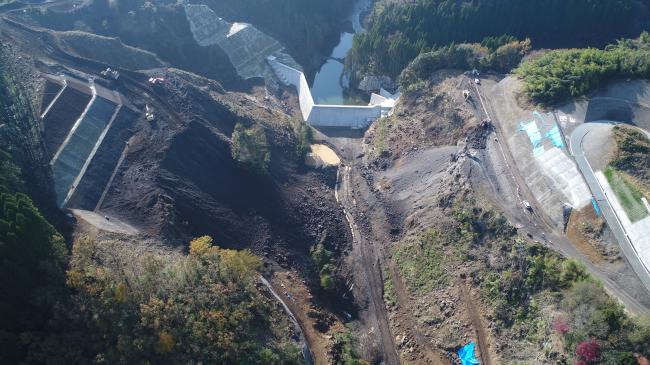 ダムサイトではダム本体の基礎掘削が進んでいます。