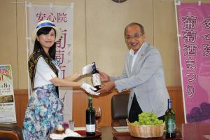 広瀬知事がワインを受け取っている写真