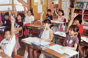 授業中の子どもたちの写真