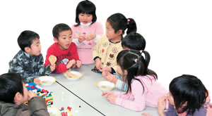 おやつの時間。みんなで食べるといっそうおいしい