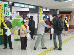 県民総ぐるみあいさつ運動の様子