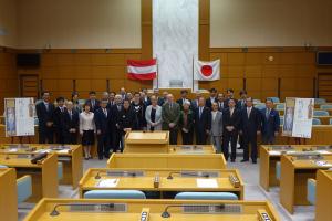 トラビッチュ館長と議長、議員