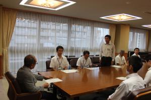 熊本県及び南阿蘇村派遣職員への知事激励１