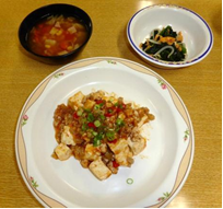 ヘルシー麻婆豆腐、ほうれん草ともやしの和え物、具だくさん野菜スープ