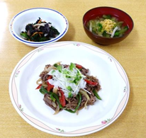 牛肉のおろしかけ、海苔和え、白菜とレンズ豆のスープ