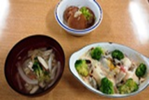 鮭と野菜の味噌グラタン、大根ステーキ、三糸湯風スープ