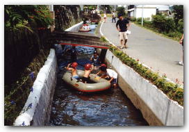 水路でボート遊び