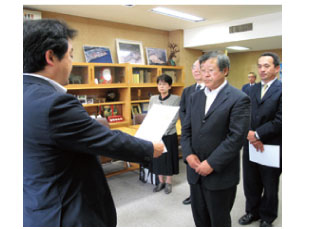 指定証交付式の様子