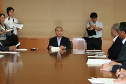 興村会長の話を聞く知事