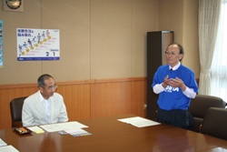 坂本会長と歓談する知事