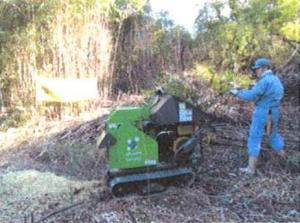 伐採木・竹のチップ化作業
