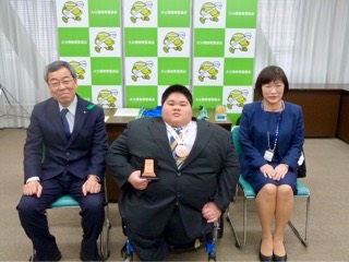 （左）工藤利明教育長（中央）松崎泰治選手（右）岩武茂代教育次長