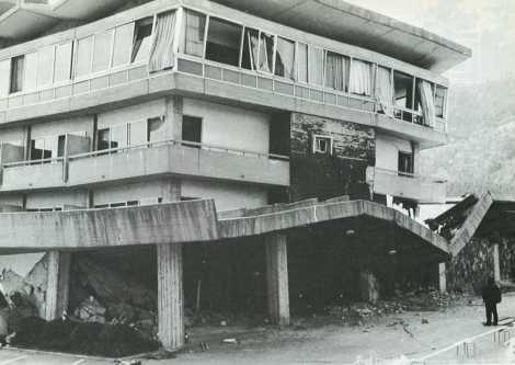 地震で押しつぶされたホテル