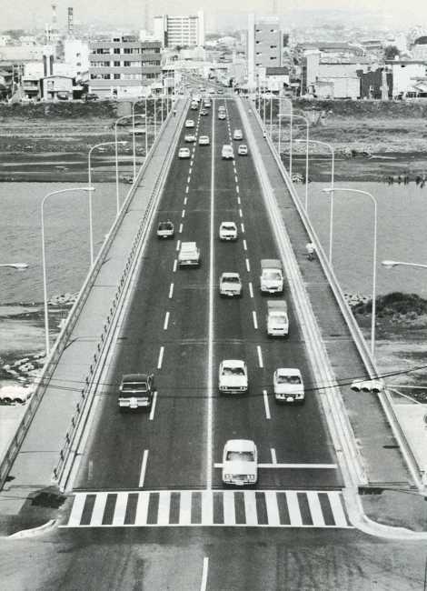 四車線でゆったりと　舞鶴橋の拡幅終わる