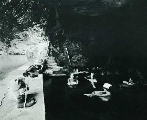 町田川の川岸にある天然の洞穴温泉「壁湯」