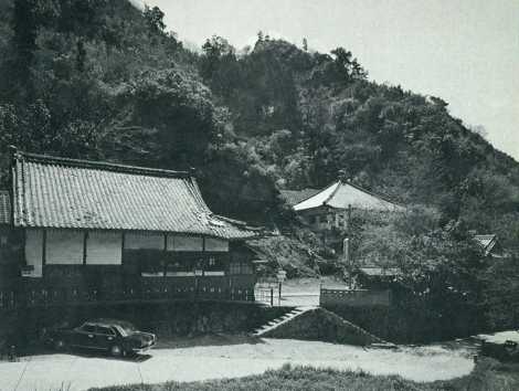 奇岩がそびえ、その静かな山すそにある椿大師堂