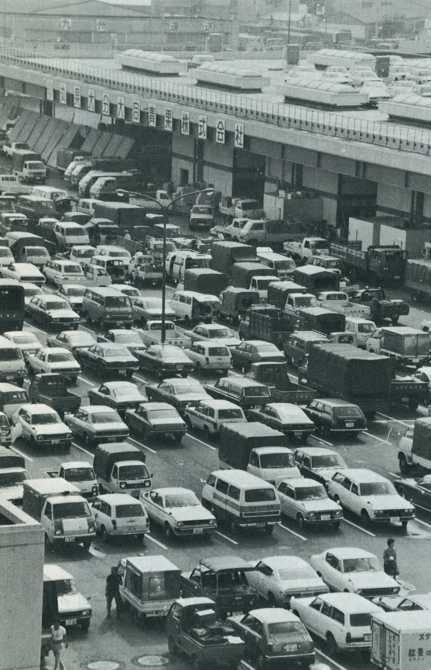 混雑する大分市中央卸売市場の駐車場