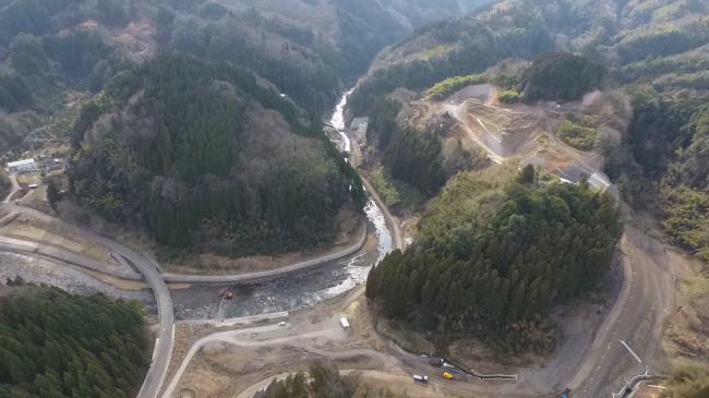 ダムサイトに向け両岸から工事用道路が延びてきました。