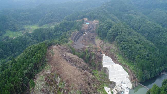 ダムサイト左岸では、山を掘り割って工事用道路の建設が進んでいます。