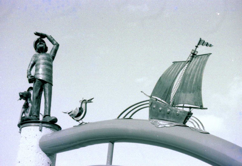 ハートフルサイン（観光案内板）銅人形「海と友達」