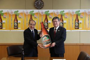 サッポロ生ビール黒ラベル「おんせん県おおいた」中びん発売に係る知事への報告会１