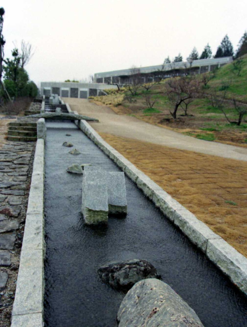 「愛の園　浅倉文夫記念公園」の坂