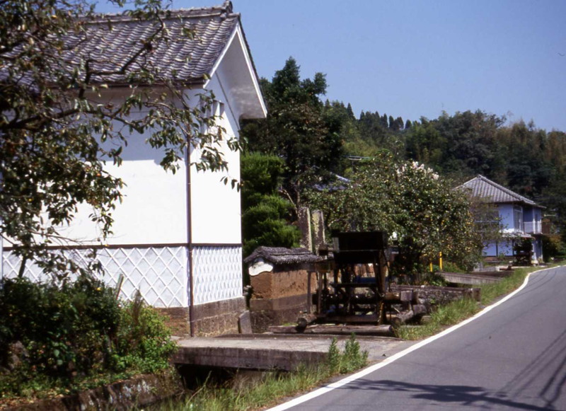 県町の家並みと清流と水車の風景
