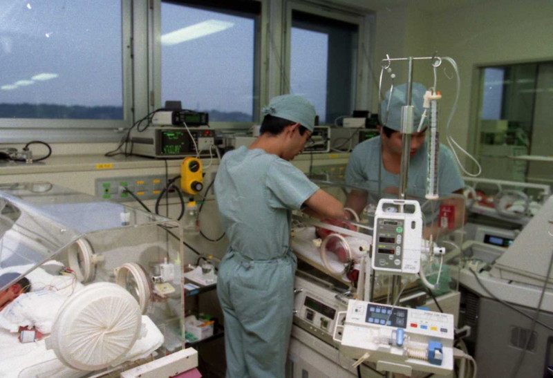 新生児緊急搬送システム／新生児集中治療室