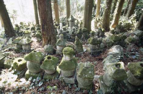 仏の里・くにさき／旧千灯寺跡の五輪塔群