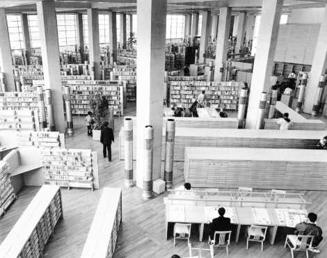 新大分県立図書館／24万冊の書架群が整然と並ぶ一般閲覧室
