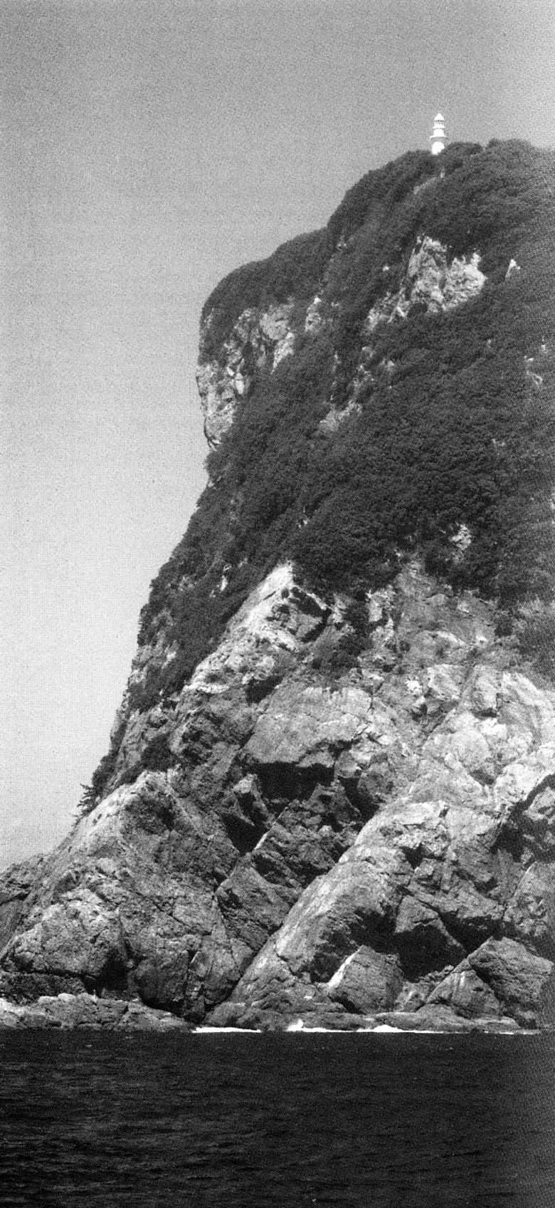 鶴見崎の断崖絶壁　－九州最東端の岬・鶴御崎－