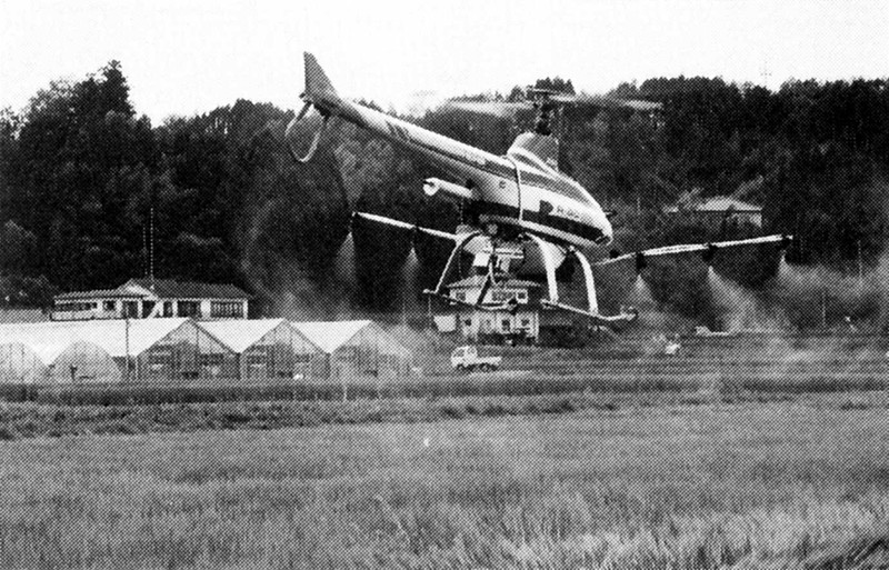 農薬を散布するラジコンのヘリコプター