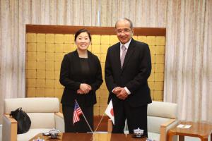ジョイ・ミチコ・サクライ首席領事と広瀬知事の写真