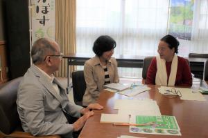 州首相と知事が歓談している写真