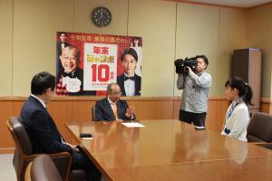 知事と早川さんが歓談している写真