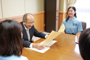 知事とSASの皆さんが歓談している写真