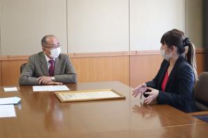 広瀬知事と平山氏が歓談している写真