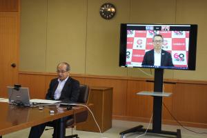 九州産業大学学長と広瀬知事が歓談している写真