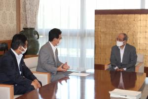 テレビ大分関係者と広瀬知事が歓談している写真