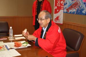 広瀬知事が伊勢えびを試食している写真