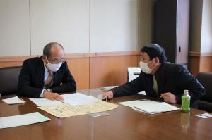 宮田会長と広瀬知事が歓談している写真