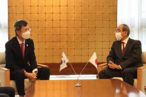 李総領事と広瀬知事が歓談している写真