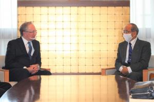 ミハイル大使と広瀬知事が歓談している写真