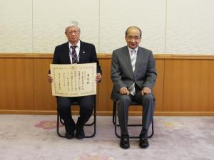 NPO法人おおいた生物多様性保全センターの代表者と知事の記念写真