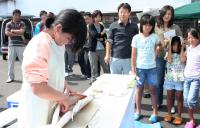 石川さんがブリをさばく様子