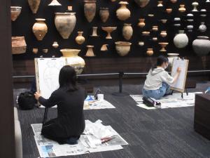 スケッチする高校生