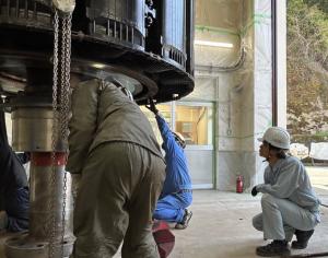 （設備分解点検工事の立会確認の様子）